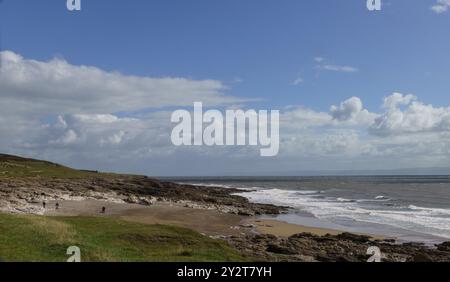 11 septembre 2024, Hardy’s Bay, Ogmore-by-Sea, Bridgend, Vale of Glamorgan, pays de Galles. MÉTÉO : vents forts et courants forts à marée décroissante, au milieu du soleil et des nuages à Ogmore by Sea aujourd'hui. La pluie est prévue pour plus tard dans l'après-midi. MARÉE HAUTE : 11.31. Marée BASSE ; 17:48 PHOTO : vue sur la côte et le canal de Bristol. Bridget Catterall/Alamy Live News Banque D'Images