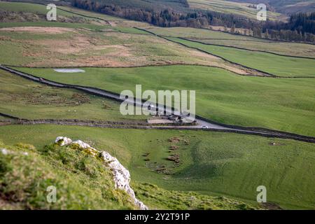 Une vue aérienne des champs verdoyants et du canal d'eau dans la campagne de la ville de Skipton par une journée ensoleillée dans le North Yorkshire, Angleterre, Royaume-Uni Banque D'Images