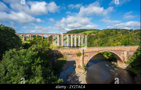 7 septembre 2024 viaduc Leaderfoot, Drygrange, River Tweed, Scottish Borders, Écosse. Météo britannique. Une vue colorée tandis que le soleil brille sur les arches du viaduc Leaderfoot qui enjambe la rivière Tweed près de Melrose dans les Scottish Borders. Un point de vue populaire pour les marcheurs et les touristes. Le viaduc Leaderfoot est parfois connu sous le nom de viaduc de Drygrange. Ce viaduc ferroviaire s'étend sur la rivière Tweed près de Melrose et se trouve à 126 pieds du fond de la vallée de la rivière. Il a été ouvert en novembre 1863 pour le Berwickshire Railway. La ligne est fermée au trafic passagers le 13 août 1948. Banque D'Images