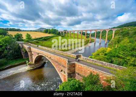 7 septembre 2024 viaduc Leaderfoot, Drygrange, River Tweed, Scottish Borders, Écosse. Météo britannique. Une vue colorée tandis que le soleil brille sur les arches du viaduc Leaderfoot qui enjambe la rivière Tweed près de Melrose dans les Scottish Borders. Un point de vue populaire pour les marcheurs et les touristes. Le viaduc Leaderfoot est parfois connu sous le nom de viaduc de Drygrange. Ce viaduc ferroviaire s'étend sur la rivière Tweed près de Melrose et se trouve à 126 pieds du fond de la vallée de la rivière. Il a été ouvert en novembre 1863 pour le Berwickshire Railway. La ligne est fermée au trafic passagers le 13 août 1948. Banque D'Images