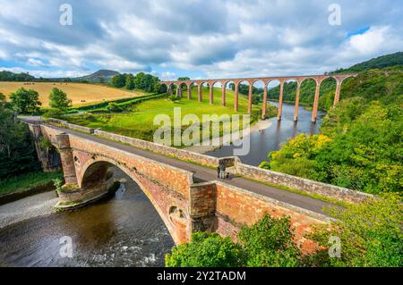 7 septembre 2024 viaduc Leaderfoot, Drygrange, River Tweed, Scottish Borders, Écosse. Météo britannique. Une vue colorée tandis que le soleil brille sur les arches du viaduc Leaderfoot qui enjambe la rivière Tweed près de Melrose dans les Scottish Borders. Un point de vue populaire pour les marcheurs et les touristes. Le viaduc Leaderfoot est parfois connu sous le nom de viaduc de Drygrange. Ce viaduc ferroviaire s'étend sur la rivière Tweed près de Melrose et se trouve à 126 pieds du fond de la vallée de la rivière. Il a été ouvert en novembre 1863 pour le Berwickshire Railway. La ligne est fermée au trafic passagers le 13 août 1948. Banque D'Images