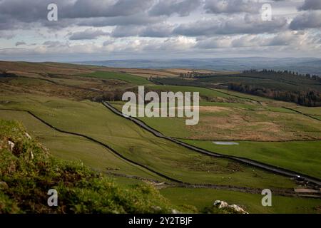 Une vue panoramique drone du paysage de collines verdoyantes sous un ciel nuageux dans Skipton Town en Angleterre Banque D'Images