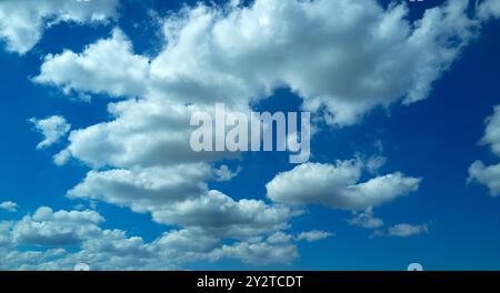 Nuage sur ciel bleu. Nuages moelleux doux pastel avec espace vide. Promotion de placement de beauté présente, concept rêveur de paradis d'été. Fond de ciel réel Banque D'Images