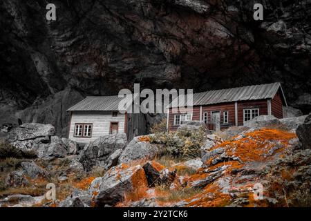 Deux cabanes rustiques altérées nichées au milieu d'un terrain rocheux dans la région de Jossingfjord en Norvège. Banque D'Images