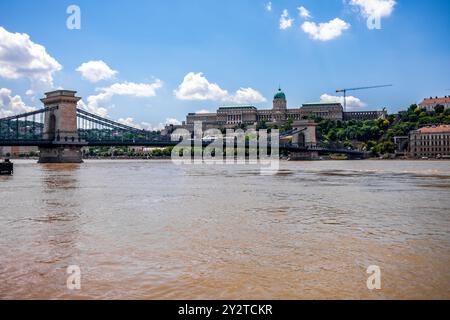 L'emblématique Pont des chaînes traversant le Danube avec le château de Buda en arrière-plan, Budapest, Hongrie. Banque D'Images