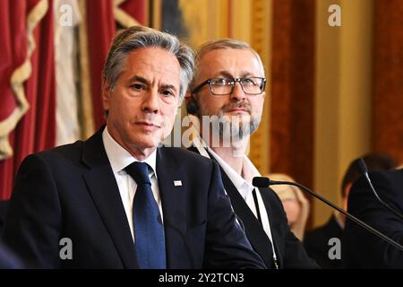 (De gauche à droite) le secrétaire d'État américain Antony Blinken, vice-président du Mejlis du Tatar de Crimée Nariman Dzhelyal assistent à une réunion lors du quatrième sommet des dirigeants de la plate-forme de Crimée à Kiev, en Ukraine. Date de la photo : mercredi 11 septembre 2024. Banque D'Images