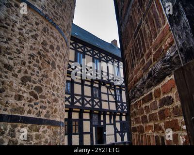 Vue d'une maison traditionnelle à colombages encadrée par des murs en pierre et briques à Quedlinburg, Allemagne. Banque D'Images