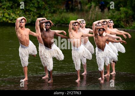 Les acteurs du Swan Lake de Matthew Bourne recréent des moments de l'emblématique production de danse en costume lors d'une séance photo sur le lac de St James' Park, dans le centre de Londres. Matthew Bourne's Swan Lake revient pour une tournée du 30e anniversaire, commençant au Theatre Royal Plymouth le 11 novembre avant de visiter le Lowry, Salford à partir du 19 novembre, avant la saison annuelle de Noël de 8 semaines au Sadler's Wells à partir du 3 décembre et une tournée britannique en 2025. Date de la photo : mercredi 11 septembre 2024. Banque D'Images