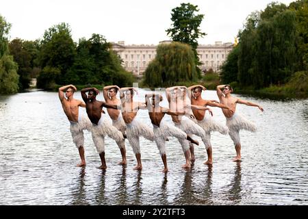 Les acteurs du Swan Lake de Matthew Bourne recréent des moments de l'emblématique production de danse en costume lors d'une séance photo sur le lac de St James' Park, dans le centre de Londres. Matthew Bourne's Swan Lake revient pour une tournée du 30e anniversaire, commençant au Theatre Royal Plymouth le 11 novembre avant de visiter le Lowry, Salford à partir du 19 novembre, avant la saison annuelle de Noël de 8 semaines au Sadler's Wells à partir du 3 décembre et une tournée britannique en 2025. Date de la photo : mercredi 11 septembre 2024. Banque D'Images