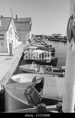 Current 32 - 3 - 1971 : une ville pleine d'été la personnalité urbaine de Kragerø est désordonnée, asymétrique et charmante. L'invasion touristique n'est pas inconditionnellement populaire parmi les résidents permanents, mais les plus sombres eux-mêmes semblent s'amuser. Photo : ODD Ween/Aktuell/NTB ***IMAGE NON TRAITÉE*** cette image est traduite automatiquement Banque D'Images