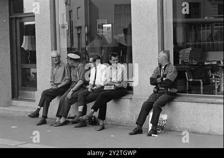 Current 32 - 3 - 1971 : une ville pleine d'été la personnalité urbaine de Kragerø est désordonnée, asymétrique et charmante. L'invasion touristique n'est pas inconditionnellement populaire parmi les résidents permanents, mais les plus sombres eux-mêmes semblent s'amuser. Photo : ODD Ween/Aktuell/NTB ***IMAGE NON TRAITÉE*** cette image est traduite automatiquement Banque D'Images