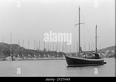 Current 32 - 3 - 1971 : une ville pleine d'été la personnalité urbaine de Kragerø est désordonnée, asymétrique et charmante. L'invasion touristique n'est pas inconditionnellement populaire parmi les résidents permanents, mais les plus sombres eux-mêmes semblent s'amuser. Photo : ODD Ween/Aktuell/NTB ***IMAGE NON TRAITÉE*** cette image est traduite automatiquement Banque D'Images