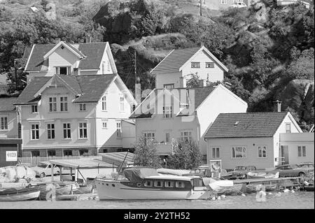 Current 32 - 3 - 1971 : une ville pleine d'été la personnalité urbaine de Kragerø est désordonnée, asymétrique et charmante. L'invasion touristique n'est pas inconditionnellement populaire parmi les résidents permanents, mais les plus sombres eux-mêmes semblent s'amuser. Photo : ODD Ween/Aktuell/NTB ***IMAGE NON TRAITÉE*** cette image est traduite automatiquement Banque D'Images