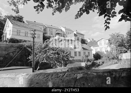 Current 32 - 3 - 1971 : une ville pleine d'été la personnalité urbaine de Kragerø est désordonnée, asymétrique et charmante. L'invasion touristique n'est pas inconditionnellement populaire parmi les résidents permanents, mais les plus sombres eux-mêmes semblent s'amuser. Photo : ODD Ween/Aktuell/NTB ***IMAGE NON TRAITÉE*** cette image est traduite automatiquement Banque D'Images