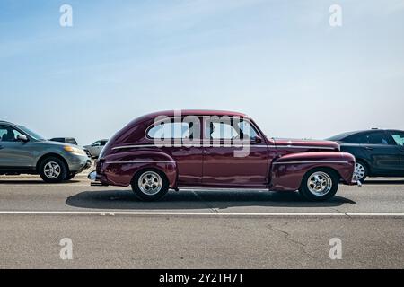 Gulfport, MS - 04 octobre 2023 : vue latérale grand angle d'une berline Ford Deluxe Tudor 1946 lors d'un salon automobile local. Banque D'Images