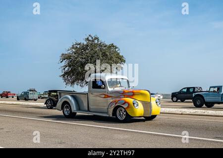 Gulfport, Mississippi - 04 octobre 2023 : vue d'angle avant grand angle d'une camionnette Ford Stepside 1940 lors d'un salon automobile local. Banque D'Images