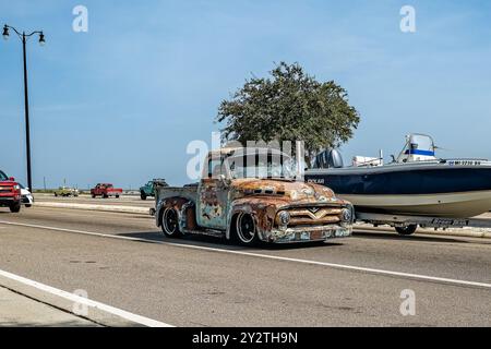 Gulfport, MS - 04 octobre 2023 : vue de coin avant grand angle d'une camionnette Ford F100 1955 lors d'un salon automobile local. Banque D'Images