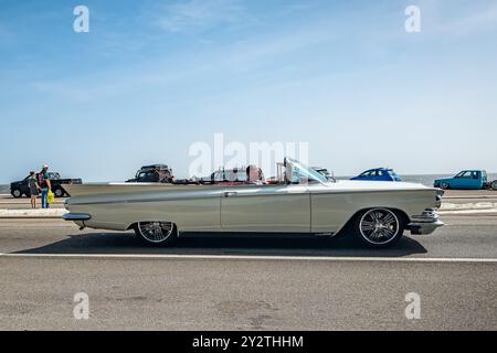 Gulfport, Mississippi - 4 octobre 2023 : vue latérale grand angle d'une Electra 225 Cabriolet 1959 de Buick lors d'un salon automobile local. Banque D'Images