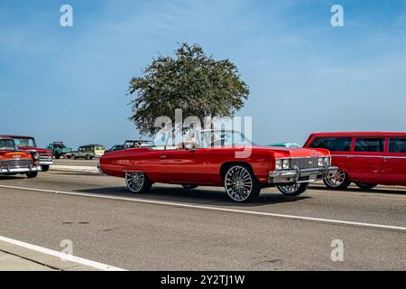 Gulfport, Mississippi - le 4 octobre 2023 : vue d'angle avant grand angle d'une Caprice Cabriolet 1975 de Chevrolet lors d'un salon automobile local. Banque D'Images