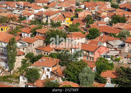 Des maisons colorées densément peuplées avec des toits en terre cuite et des arbres éparpillés dans un cadre urbain animé. Ankara vieille ville, Turquie Banque D'Images