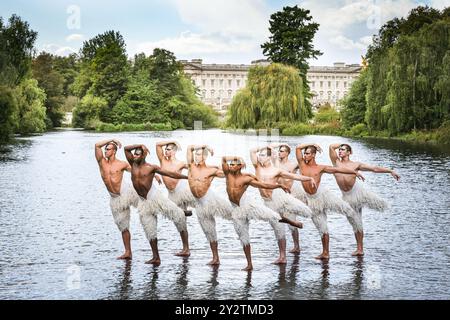 Londres, Royaume-Uni. 11 septembre 2024. Le casting de Matthew Bourne Swan Lake recrée un moment de la production de danse emblématique de Swan Lake sur le lac de St James' Park. Les acteurs sont Matthew Amos, Xavier Andriambolanoro-Sotiya, Ben Brown, Perreira de Jesus Franque, Jackson Fisch, Rory Macleod, Leonardo McCorkindale, Harry Ondrak-Wright et Barnaby Quarendon. Matthew Bourne's Swan Lake revient pour une tournée du 30e anniversaire de novembre 2024 et jusqu'en 2025. Crédit : Imageplotter/EMPICS/Alamy Live News Banque D'Images