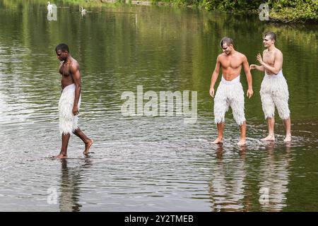 Londres, Royaume-Uni. 11 septembre 2024. Après le photocall, les danseurs semblent flotter sur l'eau alors qu'ils marchent en arrière. Le casting de Matthew Bourne Swan Lake recrée un moment de la production de danse emblématique de Swan Lake sur le lac de St James' Park. Les acteurs sont Matthew Amos, Xavier Andriambolanoro-Sotiya, Ben Brown, Perreira de Jesus Franque, Jackson Fisch, Rory Macleod, Leonardo McCorkindale, Harry Ondrak-Wright et Barnaby Quarendon. Matthew Bourne's Swan Lake revient pour une tournée du 30e anniversaire de novembre 2024 et jusqu'en 2025. Crédit : Imageplotter/EMPICS/Alamy Live News Banque D'Images