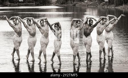 Londres, Royaume-Uni. 11 septembre 2024. Le casting de Matthew Bourne Swan Lake recrée un moment de la production de danse emblématique de Swan Lake sur le lac de St James' Park. Les acteurs sont Matthew Amos, Xavier Andriambolanoro-Sotiya, Ben Brown, Perreira de Jesus Franque, Jackson Fisch, Rory Macleod, Leonardo McCorkindale, Harry Ondrak-Wright et Barnaby Quarendon. Matthew Bourne's Swan Lake revient pour une tournée du 30e anniversaire de novembre 2024 et jusqu'en 2025. Crédit : Imageplotter/EMPICS/Alamy Live News Banque D'Images