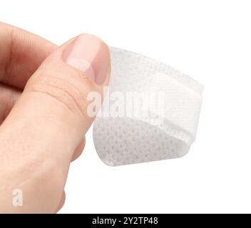 Femme mettant le bandage adhésif médical sur fond blanc, gros plan Banque D'Images