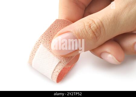 Femme mettant le bandage adhésif médical sur fond blanc, gros plan Banque D'Images