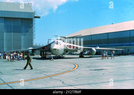 Handley page Victor K2 pétrolier en exposition statique à la RAF Akrotiri openday 1985. Avec des familles qui se promènent. Numérisation et conversion de film négatif 35 mm. années 1980 Banque D'Images