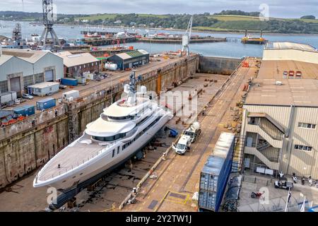 Super Yacht en cale sèche à Falmouth Harbour Cornwall UK Banque D'Images