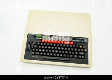 Vintage Acorn bbc micro ordinateur THB4194 isolé sur fond blanc de studio Banque D'Images
