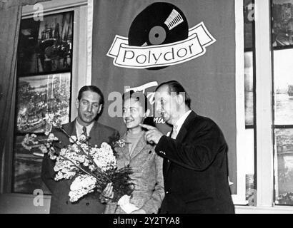 ARCHIVE PHOTO - la chanteuse, danseuse, artiste et actrice de théâtre italienne Caterina Valente au label Polydor à Hambourg, Allemagne des années 1950 Copyright : Roba/Roba-Archiv UnitedArchives11960 (aucun - 1954-10-10, imago stock&people via www.imago-images.de/ipa-agency.net) ps la photo peut être utilisée dans le respect du contexte dans lequel elle a été prise, et sans intention diffamatoire du décorum des personnes représentées usage éditorial seulement Banque D'Images