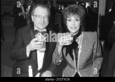 ARCHIVES PHOTOS - Lothar SP''°th avec Caterina Valente 12/85 stroe Lothar SP''°th Li. Und Caterina Valente am Rande der Caterina-Valente-Gala Bravo, Catrin in BË†blingen am 7. Dezember 1985 ARD-Sendétermin : 05.01.1986 TV Fernsehen Show Gala Deutschland Deutsch deutscher Mann Politiker Politik CDU Ministerpr''°sident Unternehmer Manager Italien Italien Italienisch Italienerin Schauspielerin Schauspiel Gesang s''°ngerin t''°nzerin Tanz Musikerin Musik Entertainerin Frau Politican allemand chanteuse italienne musicienne comédienne comédienne comédienne Halb-sitzeld (1985 Banque D'Images