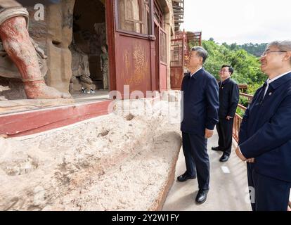 Tianshui, province chinoise du Gansu. 11 septembre 2024. Le président chinois Xi Jinping, également secrétaire général du Comité central du Parti communiste chinois et président de la Commission militaire centrale, visite les grottes de Maijishan pour en apprendre davantage sur la protection et la préservation du patrimoine culturel local à Tianshui, dans la province du Gansu, au nord-ouest de la Chine, le 11 septembre 2024. XI a inspecté la ville de Baoji dans la province du Shaanxi au nord-ouest de la Chine et la ville de Tianshui dans la province voisine du Gansu du mardi après-midi au mercredi matin. Crédit : XIe Huanchi/Xinhua/Alamy Live News Banque D'Images