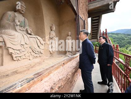 Tianshui, province chinoise du Gansu. 11 septembre 2024. Le président chinois Xi Jinping, également secrétaire général du Comité central du Parti communiste chinois et président de la Commission militaire centrale, visite les grottes de Maijishan pour en apprendre davantage sur la protection et la préservation du patrimoine culturel local à Tianshui, dans la province du Gansu, au nord-ouest de la Chine, le 11 septembre 2024. XI a inspecté la ville de Baoji dans la province du Shaanxi au nord-ouest de la Chine et la ville de Tianshui dans la province voisine du Gansu du mardi après-midi au mercredi matin. Crédit : XIe Huanchi/Xinhua/Alamy Live News Banque D'Images