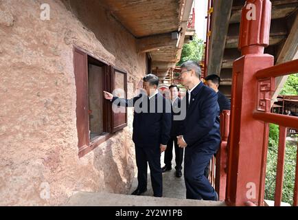 Tianshui, province chinoise du Gansu. 11 septembre 2024. Le président chinois Xi Jinping, également secrétaire général du Comité central du Parti communiste chinois et président de la Commission militaire centrale, visite les grottes de Maijishan pour en apprendre davantage sur la protection et la préservation du patrimoine culturel local à Tianshui, dans la province du Gansu, au nord-ouest de la Chine, le 11 septembre 2024. XI a inspecté la ville de Baoji dans la province du Shaanxi au nord-ouest de la Chine et la ville de Tianshui dans la province voisine du Gansu du mardi après-midi au mercredi matin. Crédit : XIe Huanchi/Xinhua/Alamy Live News Banque D'Images