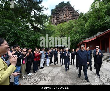 Tianshui, province chinoise du Gansu. 11 septembre 2024. Le président chinois Xi Jinping, également secrétaire général du Comité central du Parti communiste chinois et président de la Commission militaire centrale, s'entretient avec les touristes et le personnel de protection des reliques culturelles lors de sa visite des grottes de Maijishan à Tianshui, dans la province du Gansu au nord-ouest de la Chine, le 11 septembre 2024. XI a inspecté la ville de Baoji dans la province du Shaanxi au nord-ouest de la Chine et la ville de Tianshui dans la province voisine du Gansu du mardi après-midi au mercredi matin. Crédit : XIe Huanchi/Xinhua/Alamy Live News Banque D'Images