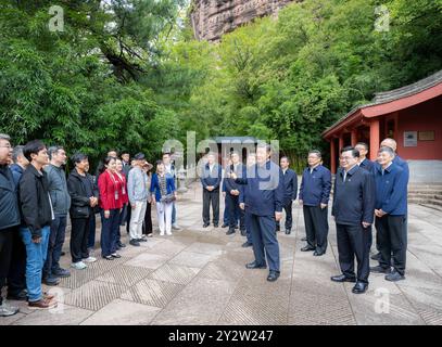 Tianshui, province chinoise du Gansu. 11 septembre 2024. Le président chinois Xi Jinping, également secrétaire général du Comité central du Parti communiste chinois et président de la Commission militaire centrale, s'entretient avec les touristes et le personnel de protection des reliques culturelles lors de sa visite des grottes de Maijishan à Tianshui, dans la province du Gansu au nord-ouest de la Chine, le 11 septembre 2024. XI a inspecté la ville de Baoji dans la province du Shaanxi au nord-ouest de la Chine et la ville de Tianshui dans la province voisine du Gansu du mardi après-midi au mercredi matin. Crédit : Zhai Jianlan/Xinhua/Alamy Live News Banque D'Images