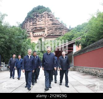 Tianshui, province chinoise du Gansu. 11 septembre 2024. Le président chinois Xi Jinping, également secrétaire général du Comité central du Parti communiste chinois et président de la Commission militaire centrale, visite les grottes de Maijishan pour en apprendre davantage sur la protection et la préservation du patrimoine culturel local à Tianshui, dans la province du Gansu, au nord-ouest de la Chine, le 11 septembre 2024. XI a inspecté la ville de Baoji dans la province du Shaanxi au nord-ouest de la Chine et la ville de Tianshui dans la province voisine du Gansu du mardi après-midi au mercredi matin. Crédit : Ju Peng/Xinhua/Alamy Live News Banque D'Images