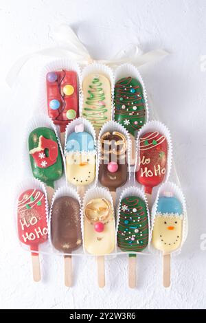 Cakesicles maison. Nourriture de Noël. Bonbons sucrés. Bonhomme de neige et cher Banque D'Images