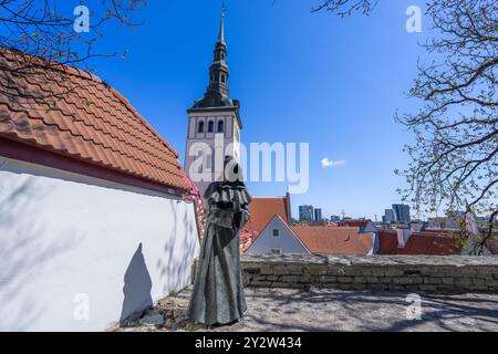 Tallinn, Estonie - 8 mai 2024 : une statue solitaire d'un moine sans visage surplombe le paysage urbain historique de Tallinn. Les mains du moine sont serrées dans la prière Banque D'Images