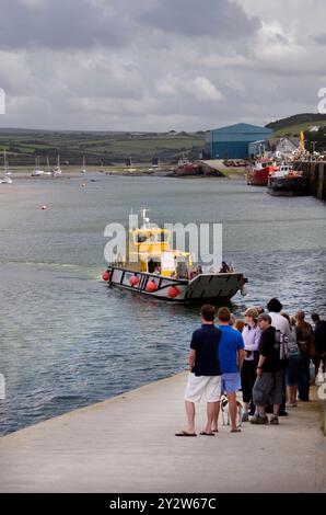 Padstow à Rock ferry sur la rivière Camel, ramassant des passagers du quai de Padstow, Padstow, cornouailles, angleterre Banque D'Images