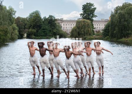 Londres, le 11 septembre 2024, le casting du Swan Lake de Matthew Bourne crée un moment de cette production de danse emblématique en costume sur le lac de St James' Park. Danseurs : Matthew Amos, Xavier Andriambolanoro, Ben Brown, Perreira de Jesus Franque, Jackson Fisch, Rory Macleod, Leonardo McCorkindale, Harry Ondrak-Wright, Barnaby Quarendon - Lou Morris Photography/Alamy Live News Banque D'Images