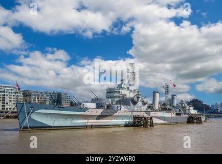 Le HMS Belfast, un musée navire amarré sur la Tamise près de Tower Bridge, London, England, UK Banque D'Images