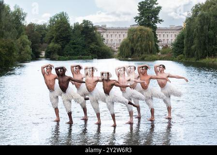 Londres, le 11 septembre 2024, le casting du Swan Lake de Matthew Bourne crée un moment de cette production de danse emblématique en costume sur le lac de St James' Park. Danseurs : Matthew Amos, Xavier Andriambolanoro, Ben Brown, Perreira de Jesus Franque, Rory Macleod, Leonardo McCorkindale, Harry Ondrak-Wright, Barnaby Quarendon - Lou Morris Photography/Alamy Live News Banque D'Images