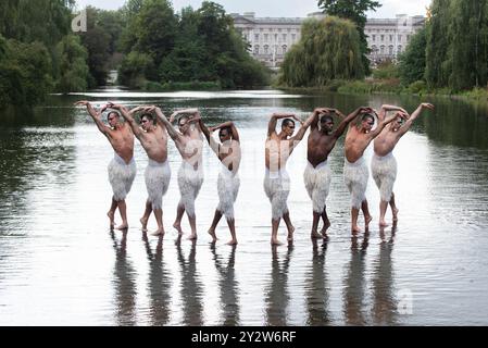 Londres, le 11 septembre 2024, le casting du Swan Lake de Matthew Bourne crée un moment de cette production de danse emblématique en costume sur le lac de St James' Park. Danseurs : Matthew Amos, Xavier Andriambolanoro, Ben Brown, Perreira de Jesus Franque, Rory Macleod, Leonardo McCorkindale, Harry Ondrak-Wright, Barnaby Quarendon - Lou Morris Photography/Alamy Live News Banque D'Images