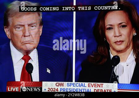 Bloomington, États-Unis. 10 septembre 2024. La candidate démocrate Kamala Harris parle à la télévision lors d'un débat avec le candidat républicain Donald Trump le 10 septembre 2024 à Bloomington, Indiana. Après avoir remporté la nomination du Parti démocrate suite à la décision du président Joe Biden de quitter la course, candidat démocrate à la présidence, le vice-président américain Kamala Harris affronte l'ancien président Donald Trump, candidat républicain à la présidence. Crédit : SOPA images Limited/Alamy Live News Banque D'Images