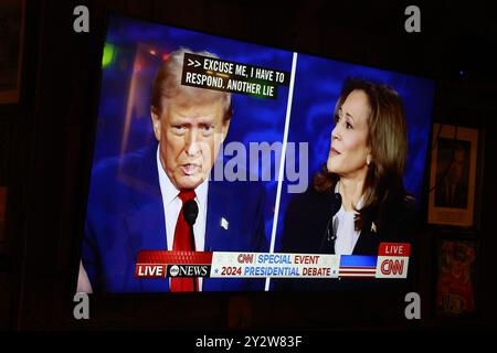 Bloomington, États-Unis. 10 septembre 2024. Le président républicain candidat Donald Trump parle à la télévision lors d'un débat avec le candidat démocrate Kamala Harris le 10 septembre 2024 à Bloomington, Indiana. Après avoir remporté la nomination du Parti démocrate suite à la décision du président Joe Biden de quitter la course, candidat démocrate à la présidence, le vice-président américain Kamala Harris affronte l'ancien président Donald Trump, candidat républicain à la présidence. Crédit : SOPA images Limited/Alamy Live News Banque D'Images