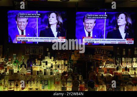 Bloomington, États-Unis. 10 septembre 2024. Le président républicain candidat Donald Trump parle à la télévision lors d'un débat avec le candidat démocrate Kamala Harris le 10 septembre 2024 à Bloomington, Indiana. Après avoir remporté la nomination du Parti démocrate suite à la décision du président Joe Biden de quitter la course, candidat démocrate à la présidence, le vice-président américain Kamala Harris affronte l'ancien président Donald Trump, candidat républicain à la présidence. Crédit : SOPA images Limited/Alamy Live News Banque D'Images